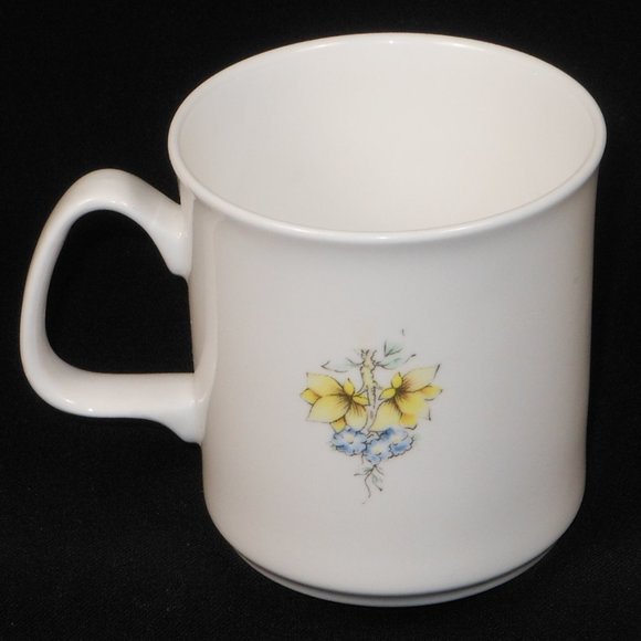 Coffee mug. Vintage Grosvenor UK Celandine & Butterfly Fine Bone China - Picture 2 of 4
